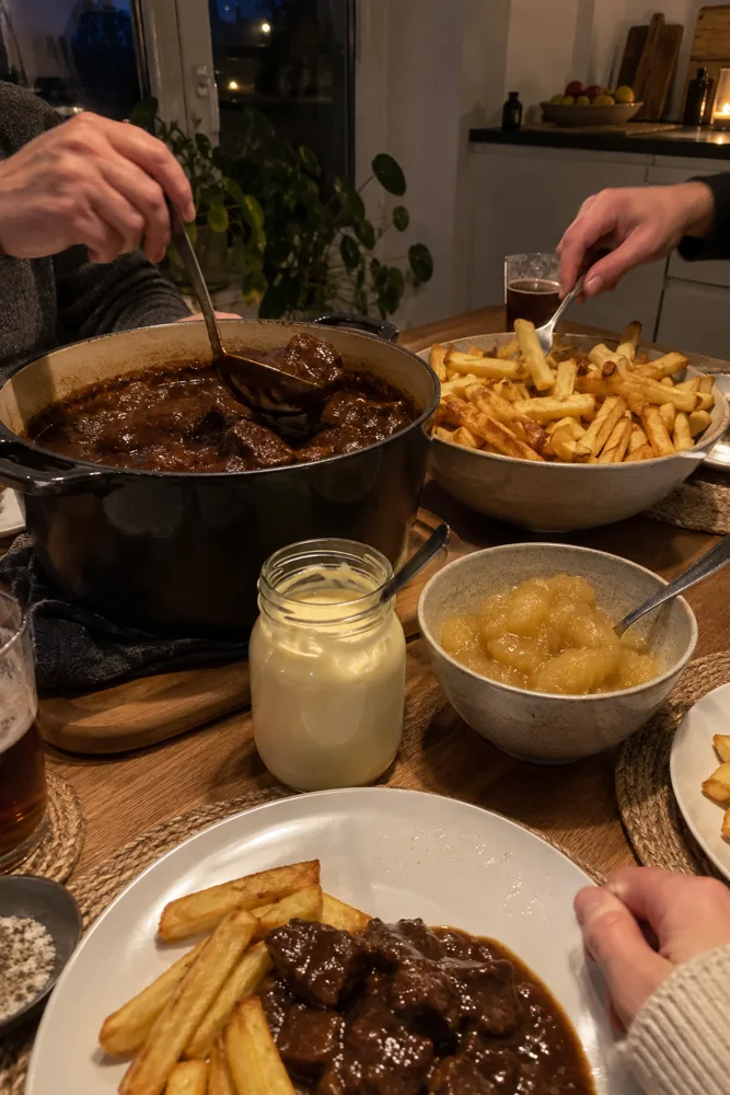 's Avonds aan tafel: een pot stoofvlees, frietjes, mayonaise en appelmoes